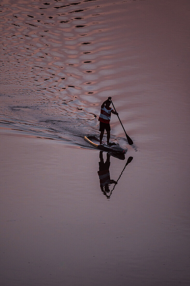 Standup-Paddleboarding bei Sonnenuntergang auf dem Ebro, Zaragoza, Spanien