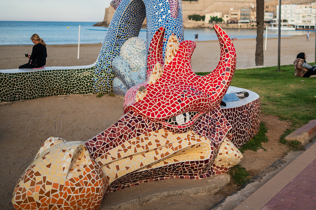 Drachenskulptur und Spielplatz an der Strandpromenade in Peñiscola, Castellon, Valencianische Gemeinschaft, Spanien