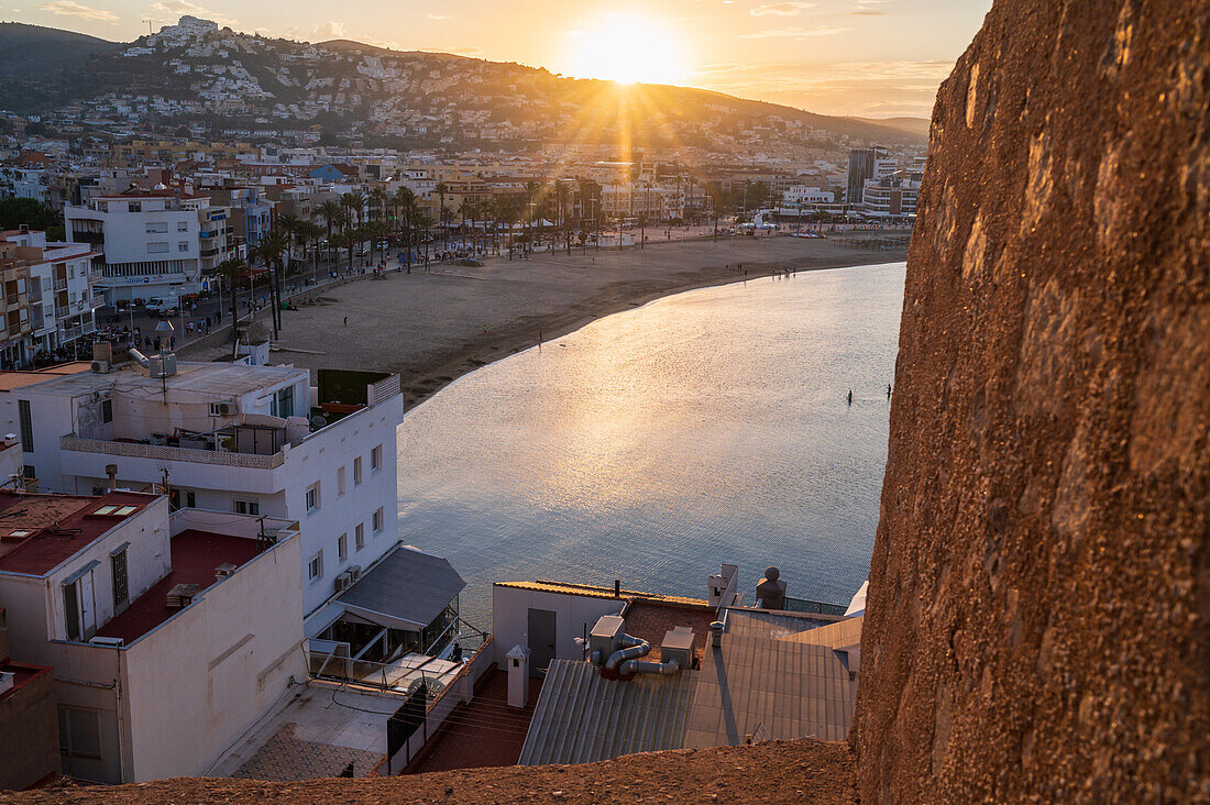 Blick bei Sonnenuntergang von der Stadtmauer der Burg Papa Luna in Peñiscola, Castellon, Comunidad Valenciana, Spanien