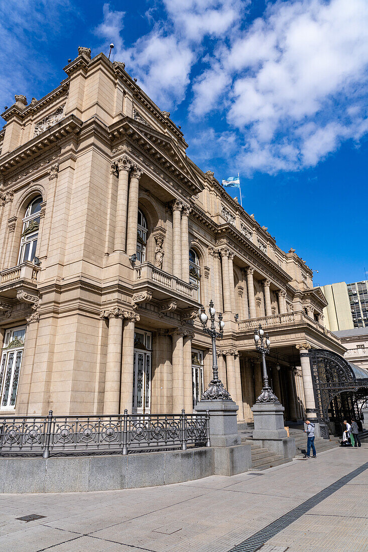 Die Fassade des Opernhauses Teatro Colon in Buenos Aires, Argentinien, mit Blick auf die Straße Libertad.