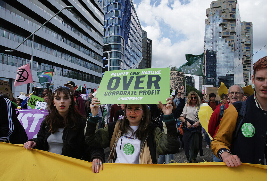 Umweltaktivisten versammeln sich während eines Protestmarsches im Finanzviertel Zuidas am 31. Mai 2024 in Amsterdam, Niederlande. Tausende von Umweltaktivisten und Unterstützern demonstrieren gegen die Lobby der großen Unternehmen, deren Einfluss auf die Politik, die Klima- und Umweltkrise und deren Folgen und fordern eine Bürgerversammlung für eine gerechte Klimapolitik.