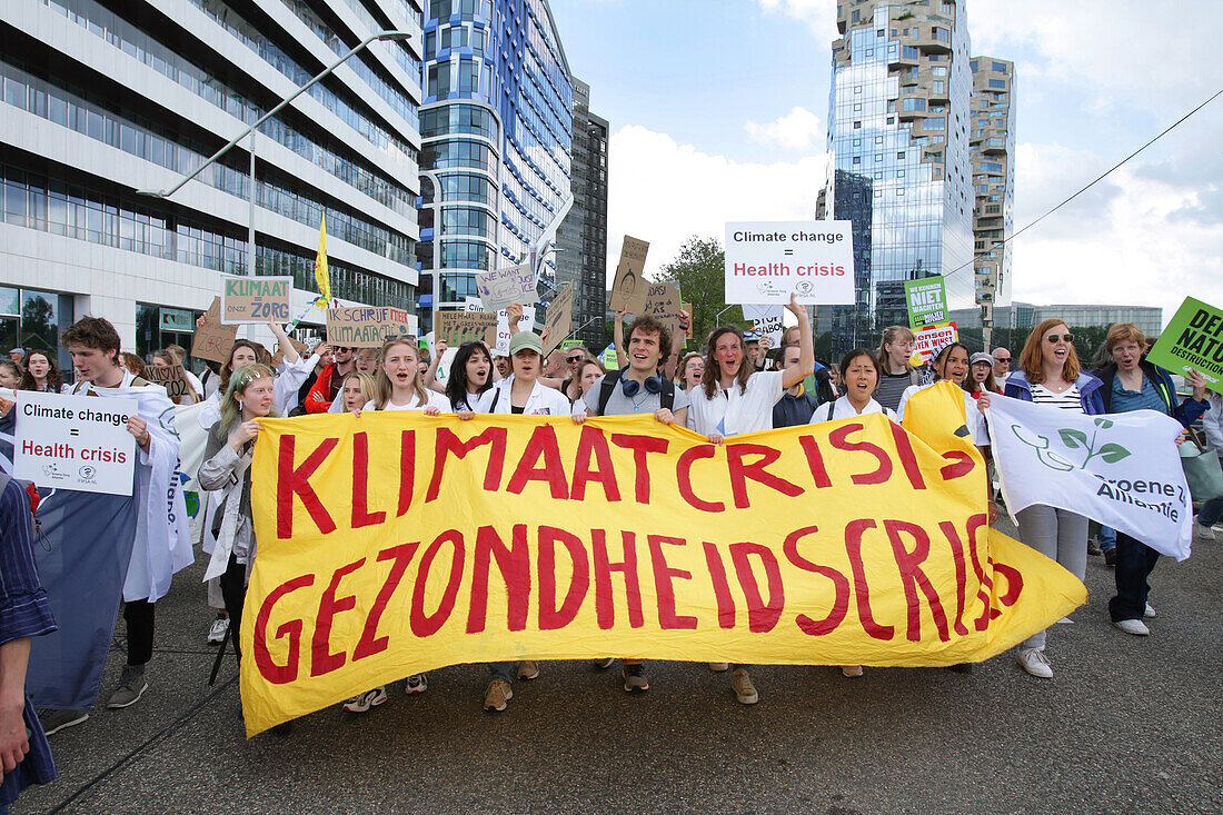 Umweltaktivisten versammeln sich während eines Protestmarsches im Finanzviertel Zuidas am 31. Mai 2024 in Amsterdam, Niederlande. Tausende von Umweltaktivisten und Unterstützern demonstrieren gegen die Lobby der großen Unternehmen, deren Einfluss auf die Politik, die Klima- und Umweltkrise und deren Folgen und fordern eine Bürgerversammlung für eine gerechte Klimapolitik.