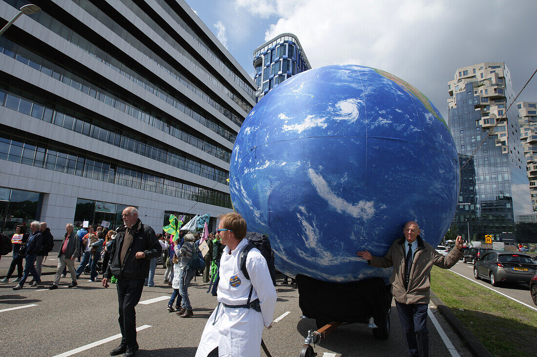 Umweltaktivisten versammeln sich während eines Protestmarsches im Finanzviertel Zuidas am 31. Mai 2024 in Amsterdam, Niederlande. Tausende von Umweltaktivisten und Unterstützern demonstrieren gegen die Lobby der großen Unternehmen, deren Einfluss auf die Politik, die Klima- und Umweltkrise und deren Folgen und fordern eine Bürgerversammlung für eine gerechte Klimapolitik.