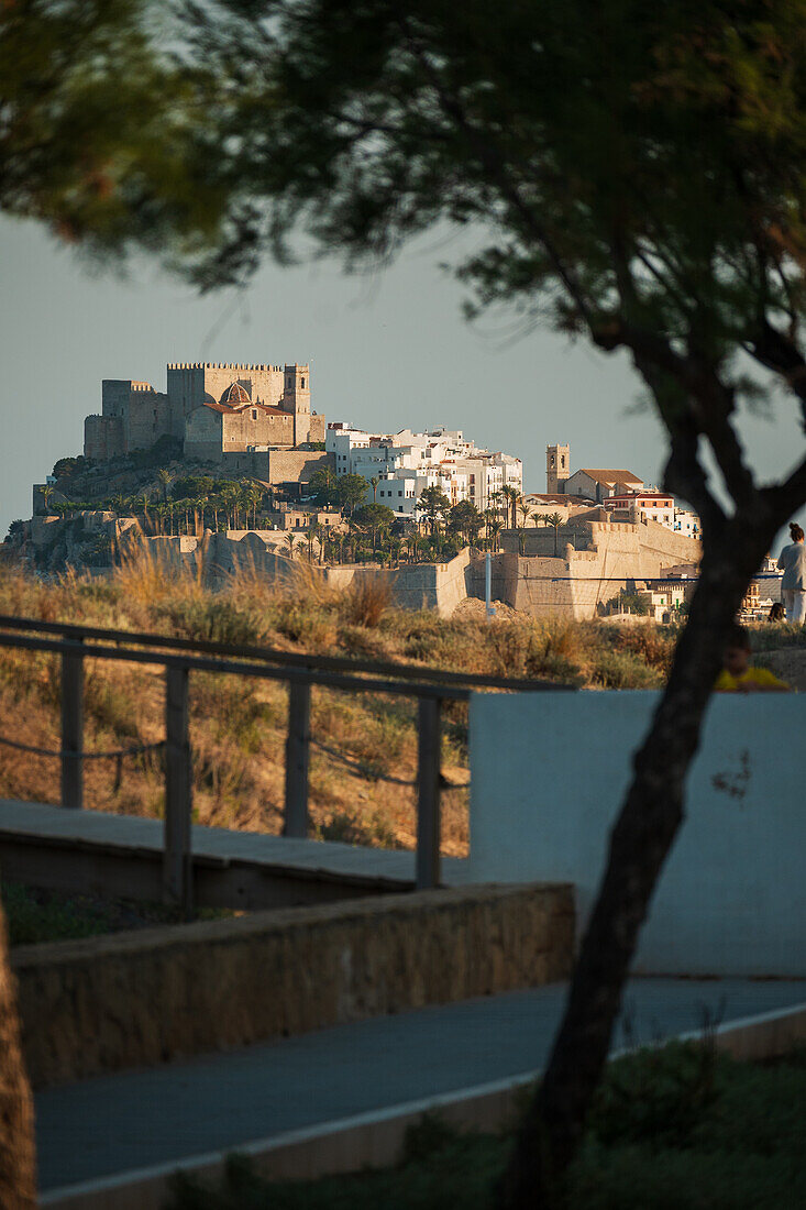 Blick auf die Burg Papa Luna in Peñiscola vom Strand aus, Castellon, Valencianische Gemeinschaft, Spanien