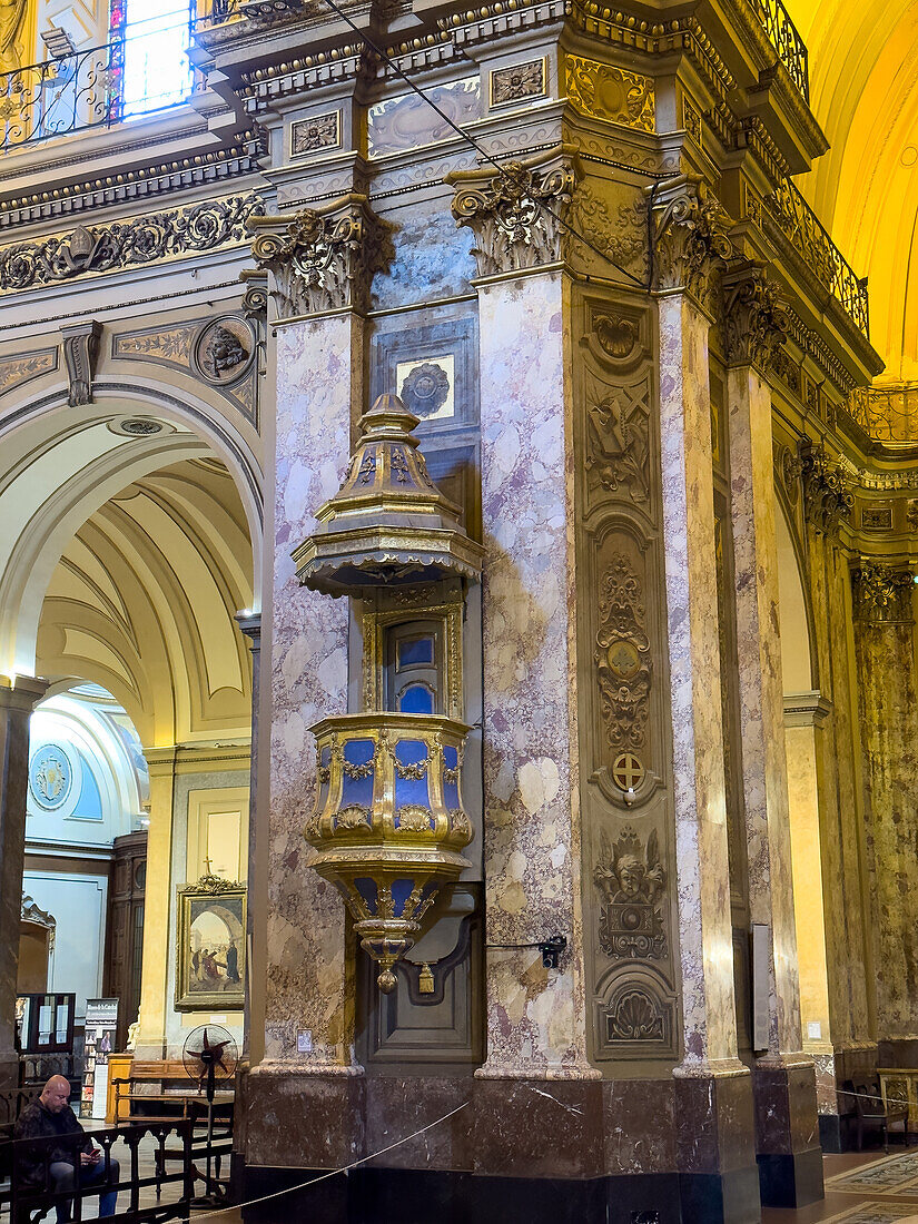 Kanzel in der Metropolitan-Kathedrale, Buenos Aires, Argentinien. Geschaffen in den Jahren 1789-1790 von dem spanischen Bildhauer Juan Antonio Gaspar Hernandez im Übergangsstil zwischen Rokoko und Neoklassizismus.