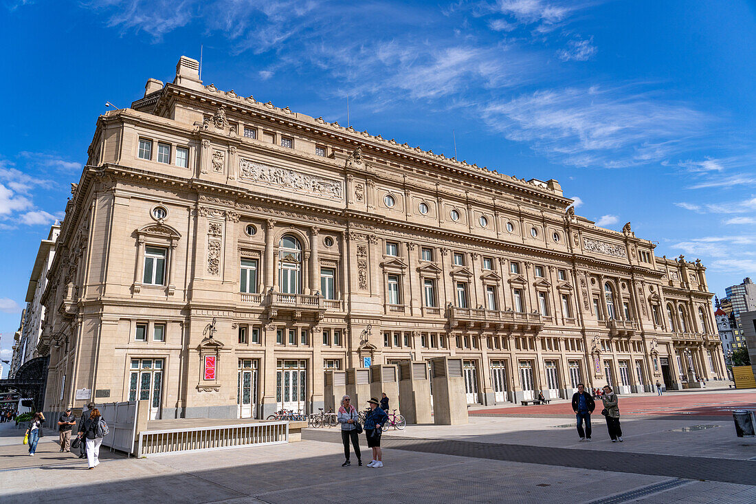 Die Seitenansicht des Opernhauses Teatro Colon in Buenos Aires, Argentinien.