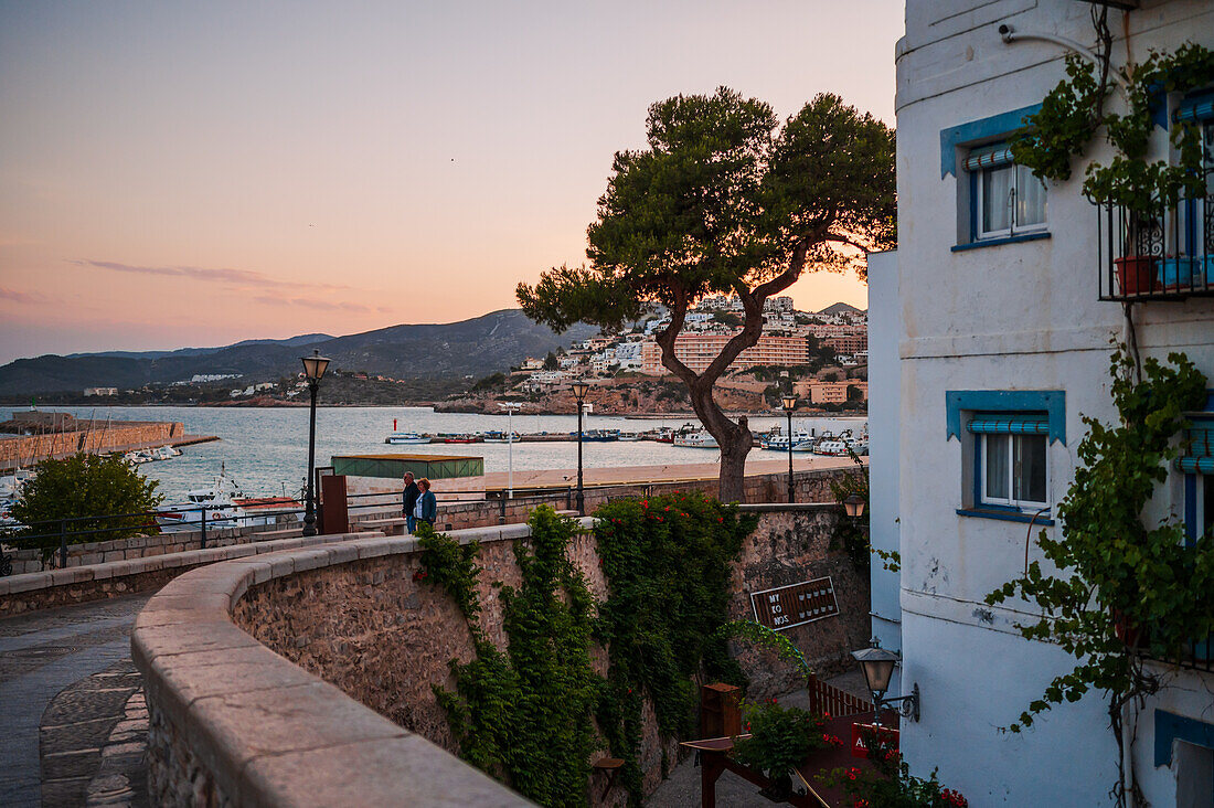 Altstadt von Peñiscola bei Sonnenuntergang, Castellon, Valencianische Gemeinschaft, Spanien