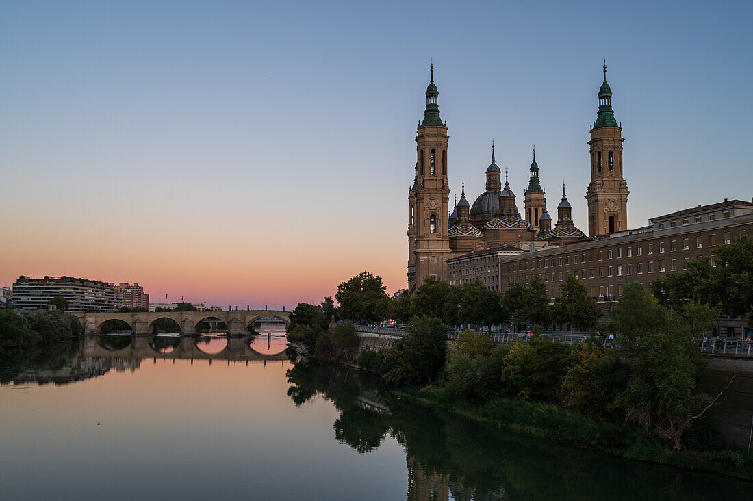 Kathedrale-Basilika Unserer Lieben Frau von der Säule und das Ebro-Ufer bei Sonnenuntergang, Zaragoza, Spanien