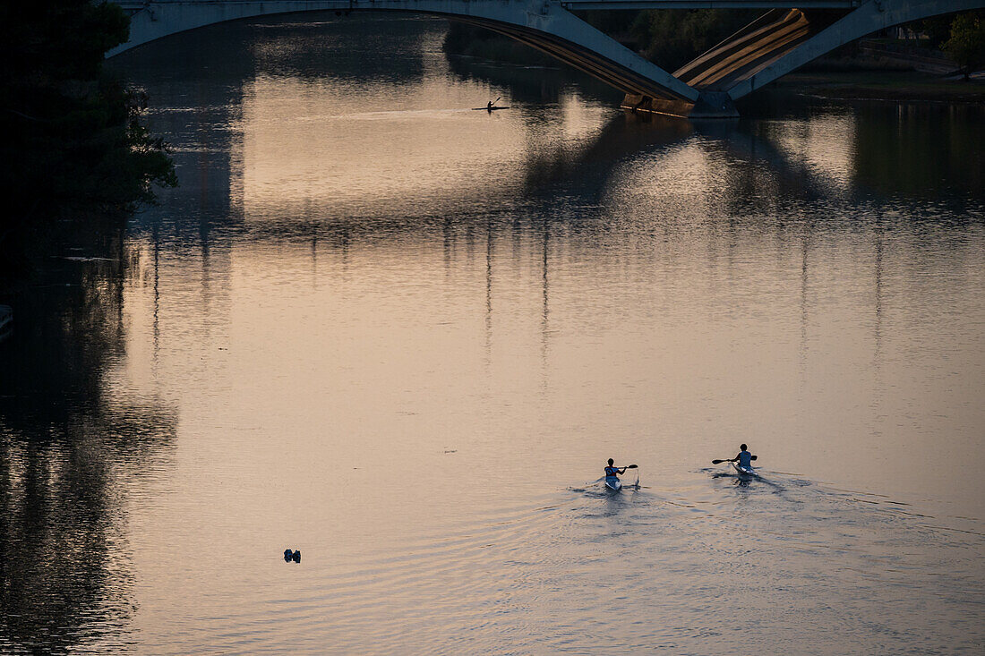 Kajakfahrer bei Sonnenuntergang auf dem Fluss Ebro, Zaragoza, Spanien