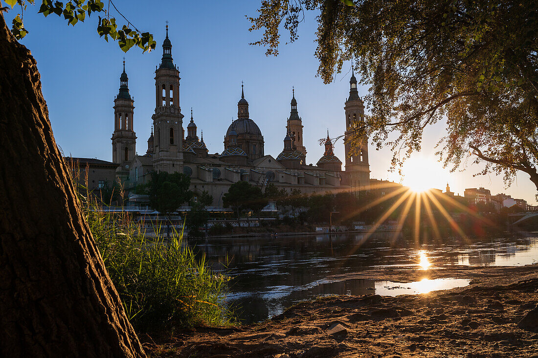 Kathedrale-Basilika Unserer Lieben Frau von der Säule und das Ebro-Ufer bei Sonnenuntergang, Zaragoza, Spanien