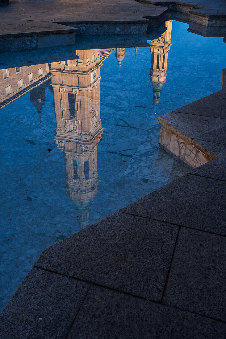 Die Kathedrale-Basilika Unserer Lieben Frau von der Säule spiegelt sich im Wasser des Brunnens auf dem Platz El Pilar, Zaragoza, Spanien