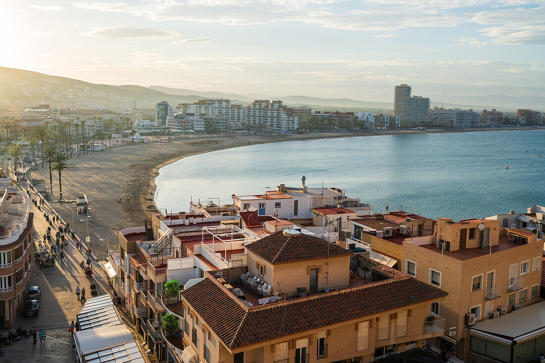 Blick bei Sonnenuntergang von der Stadtmauer der Burg Papa Luna in Peñiscola, Castellon, Comunidad Valenciana, Spanien