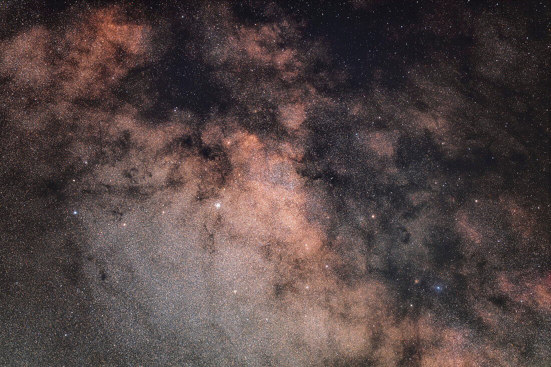 Die Scutum-Sternwolke in der Milchstraße, mit dem hellen Sternhaufen Messier 11 in ihr eingebettet. M11 ist auch als Wildentenhaufen bekannt. Unterhalb und rechts von M11 befindet sich ein weiterer Messier-Sternhaufen, der kleinere M26. Direkt unter M11 befindet sich der Sternhaufen NGC 6712, gepaart mit dem kleinen grünen planetarischen Nebel IC 1295, der in diesem Maßstab kaum zu erkennen ist. Rechts unten befindet sich der kleine Sternhaufen NGC 6649. Um die hellen Sternwolken herum befinden sich dunkle Staubwolken unterschiedlicher Dichte. Einige sind fast sternlos. Die meisten dieser dunk