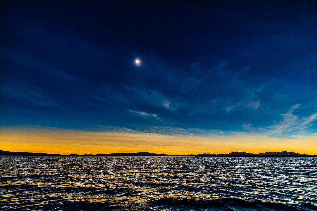 Dies ist die totale Sonnenfinsternis über den Gewässern des Lac Brome in den östlichen Gemeinden von Quebec, Kanada, am 8. April 2024, wobei die Sonne gerade zum Zeitpunkt des letzten Diamantrings beim Dritten Kontakt wieder erscheint.