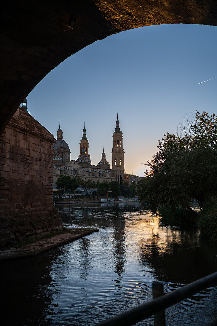 Kathedrale-Basilika Unserer Lieben Frau von der Säule und das Ebro-Ufer bei Sonnenuntergang, Zaragoza, Spanien