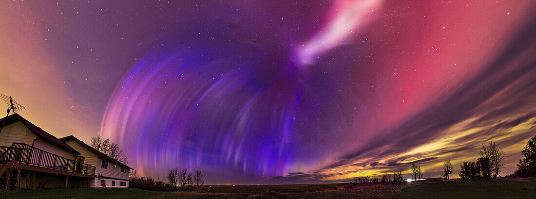 Dies ist ein 270°-Panorama des großen Polarlichts vom 10. und 11. Mai 2024, als der Kp-Index in dieser Nacht 8 erreichte und Polarlichter bis in den Süden der USA brachte. Hier, von meinem Haus in Süd-Alberta, Kanada (51° nördlicher Breite), zeigt es sehr seltsame vertikale blaue und magentafarbene Strahlen am nordwestlichen (links) und nördlichen und östlichen Himmel (Mitte), grüne und rote Bänder im Südosten (rechts) und einen seltsamen hellen Fleck im Süden hoch oben. Das war gegen Ende der Hauptaktivität des Schauspiels für mich in dieser Nacht, um etwa 2:20 Uhr. Diese markanten blauen Str