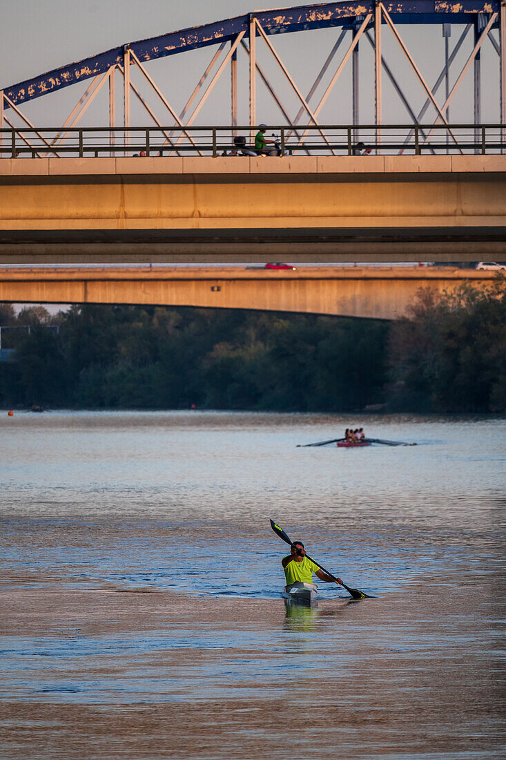 Kajakfahrer bei Sonnenuntergang auf dem Fluss Ebro, Zaragoza, Spanien