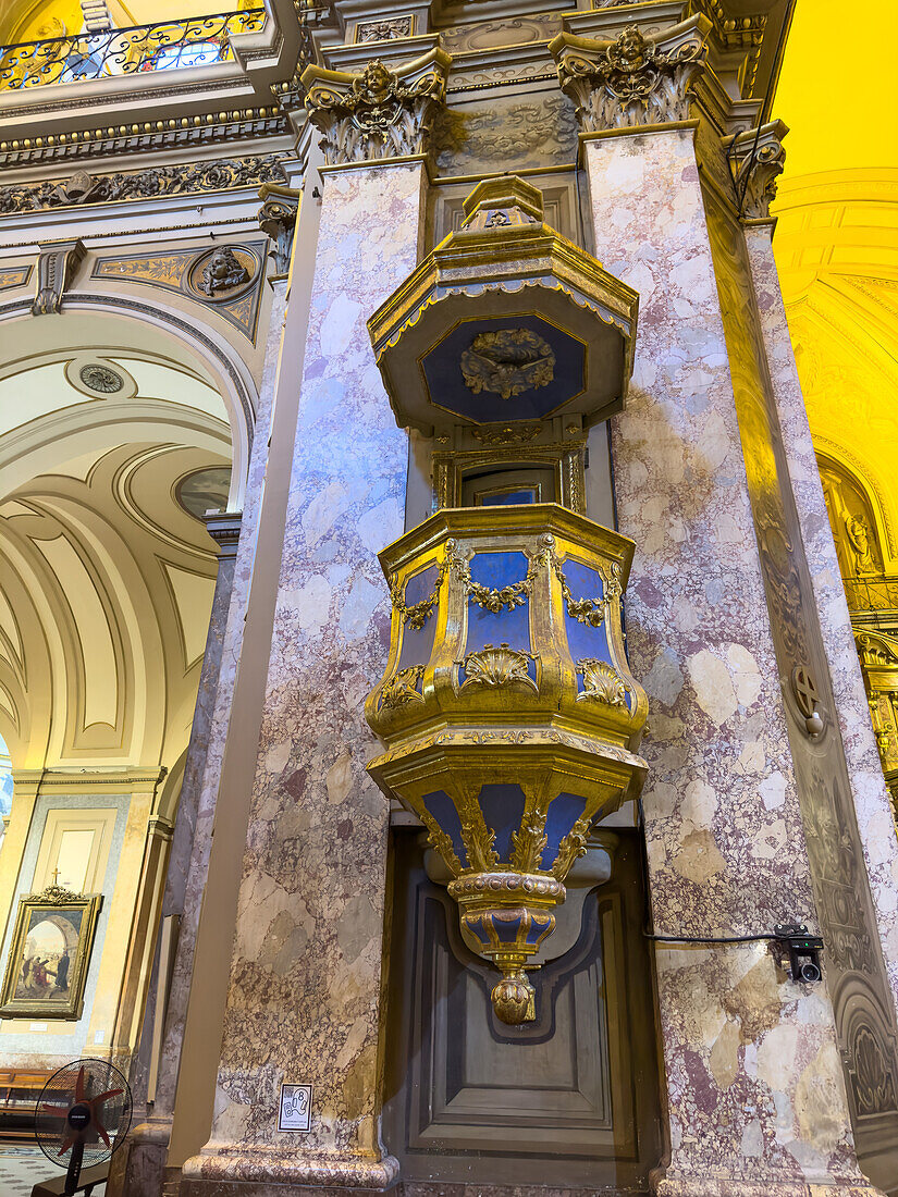 Kanzel in der Metropolitan-Kathedrale, Buenos Aires, Argentinien. Geschaffen in den Jahren 1789-1790 von dem spanischen Bildhauer Juan Antonio Gaspar Hernandez im Übergangsstil zwischen Rokoko und Neoklassizismus.