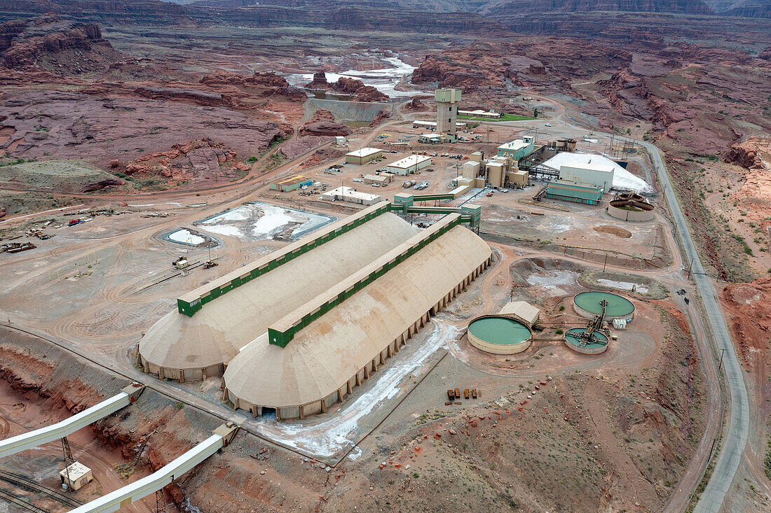 Die Verarbeitungsanlage der Intrepid Potash Mine in der Nähe von Moab, Utah. Im Vordergrund sind die langen Kalilagergebäude zu sehen.