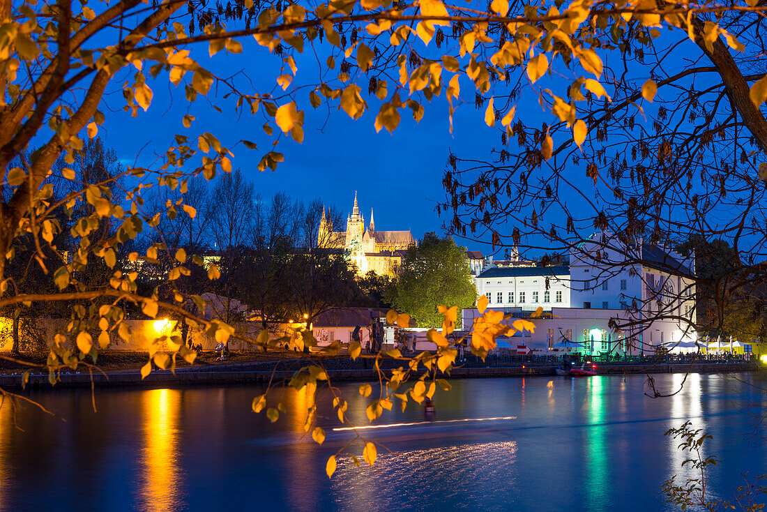 Gotischer Veitsdom über der Kampa-Insel im Herbst, Kleinseite (Mala Strana), Prag, Tschechien, Europa