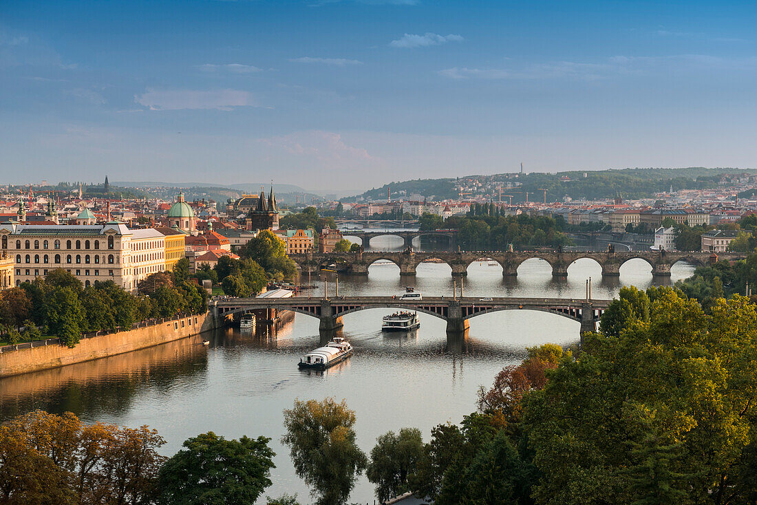 Blick auf die Brücken über die Moldau, Altstadt (Stare Mesto), Prag, Tschechische Republik, Europa