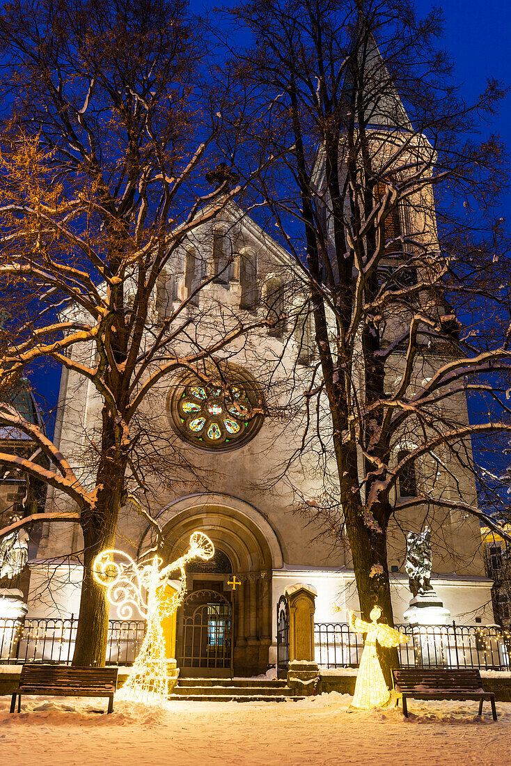 Schneebedeckte neuromanische St.-Remigius-Kirche aus dem Jahr 1881, Cakovice, Prag, Tschechische Republik, Europa