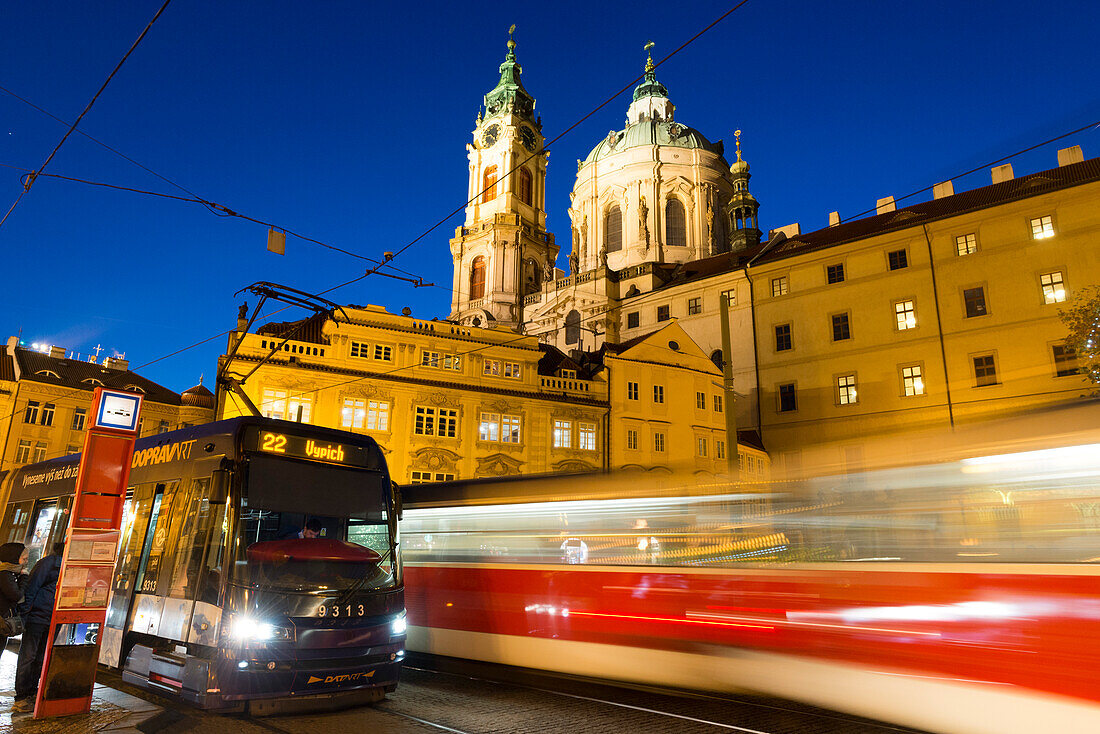 Straßenbahnen unter der barocken St.-Nikolaus-Kirche, Malostranske-Platz, Kleinseite (Mala Strana), Prag, Tschechische Republik, Europa