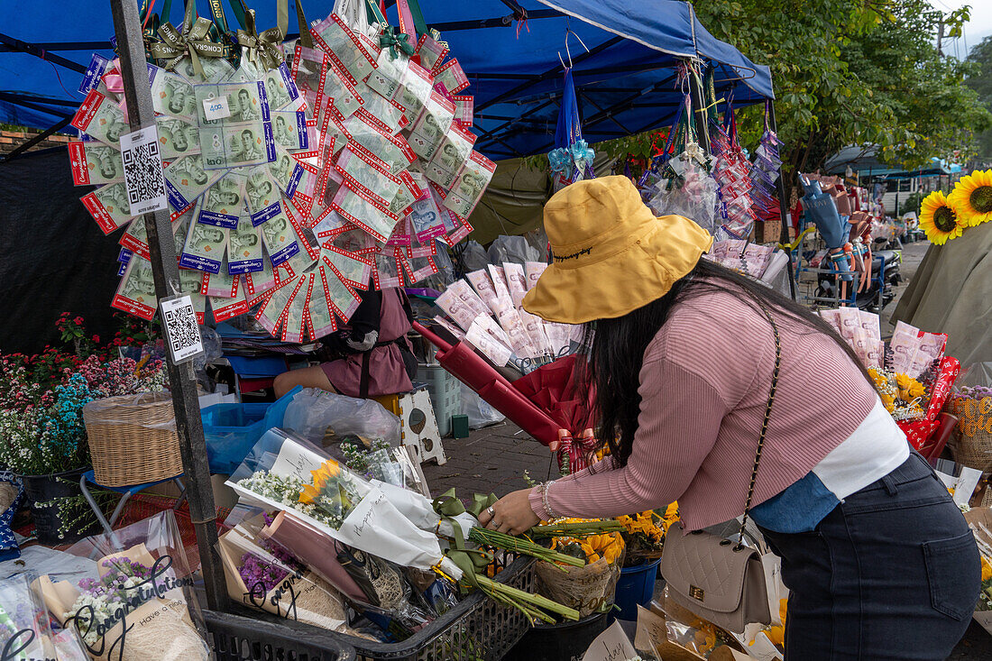 Blumensträuße, Plüschtiere und Geldsouvenirs zum Verkauf für die Abschlussfeier der Chiang Mai Universität, Chiang Mai, Thailand, Südostasien, Asien