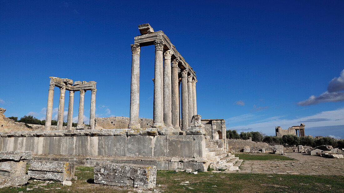 Die Ruinen der römischen Stadt Dougga, UNESCO-Weltkulturerbe, Tal von Oued Khalled, Nordwest-Tunesien, Nordafrika, Afrika