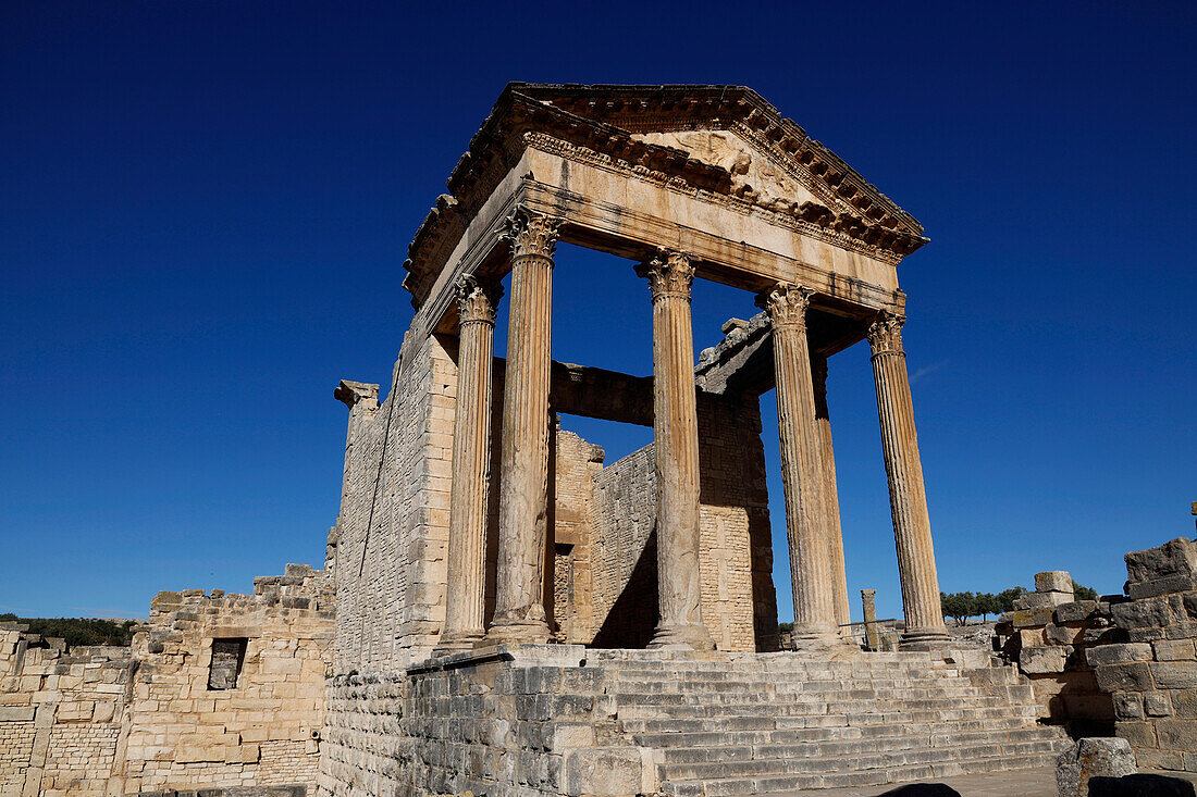 Die Ruinen der römischen Stadt Dougga, UNESCO-Weltkulturerbe, Tal von Oued Khalled, Nordwest-Tunesien, Nordafrika, Afrika