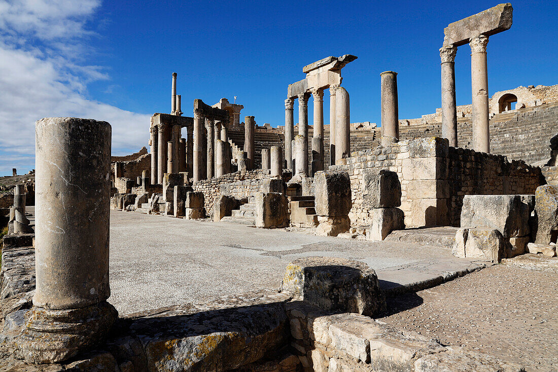 Die Ruinen der römischen Stadt Dougga, UNESCO-Weltkulturerbe, Tal von Oued Khalled, Nordwest-Tunesien, Nordafrika, Afrika