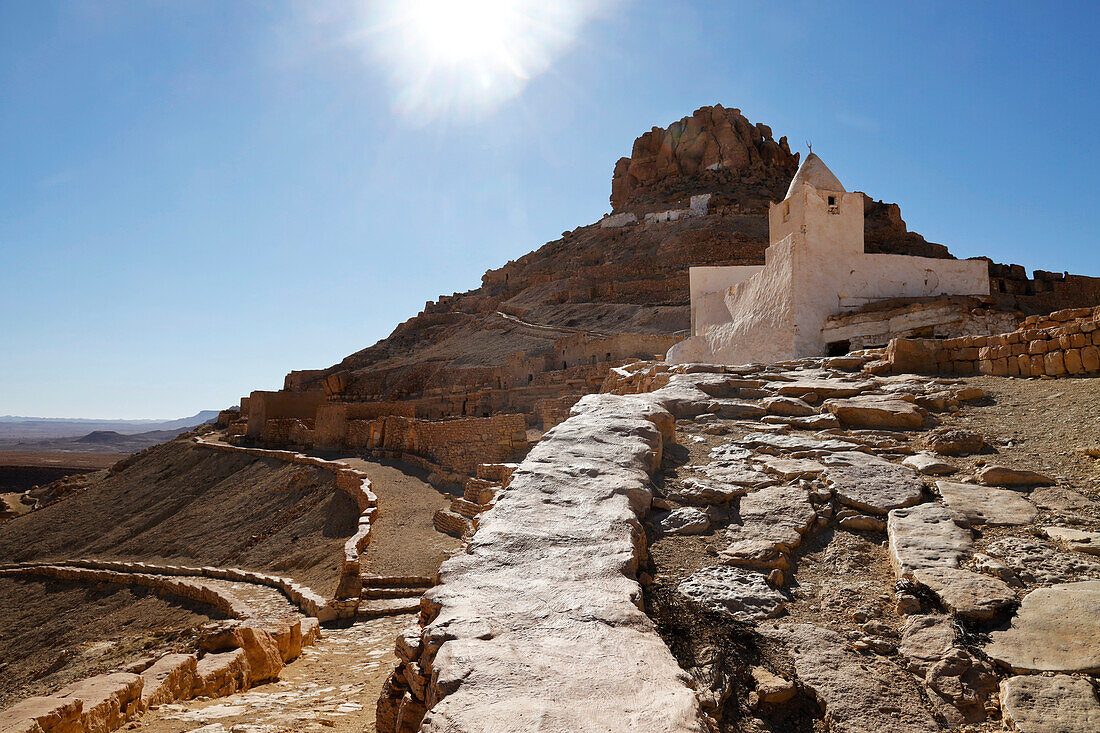 Moschee in den Ruinen der berberischen Troglodytenbauten, Region Tataouine, Südtunesien, Nordafrika