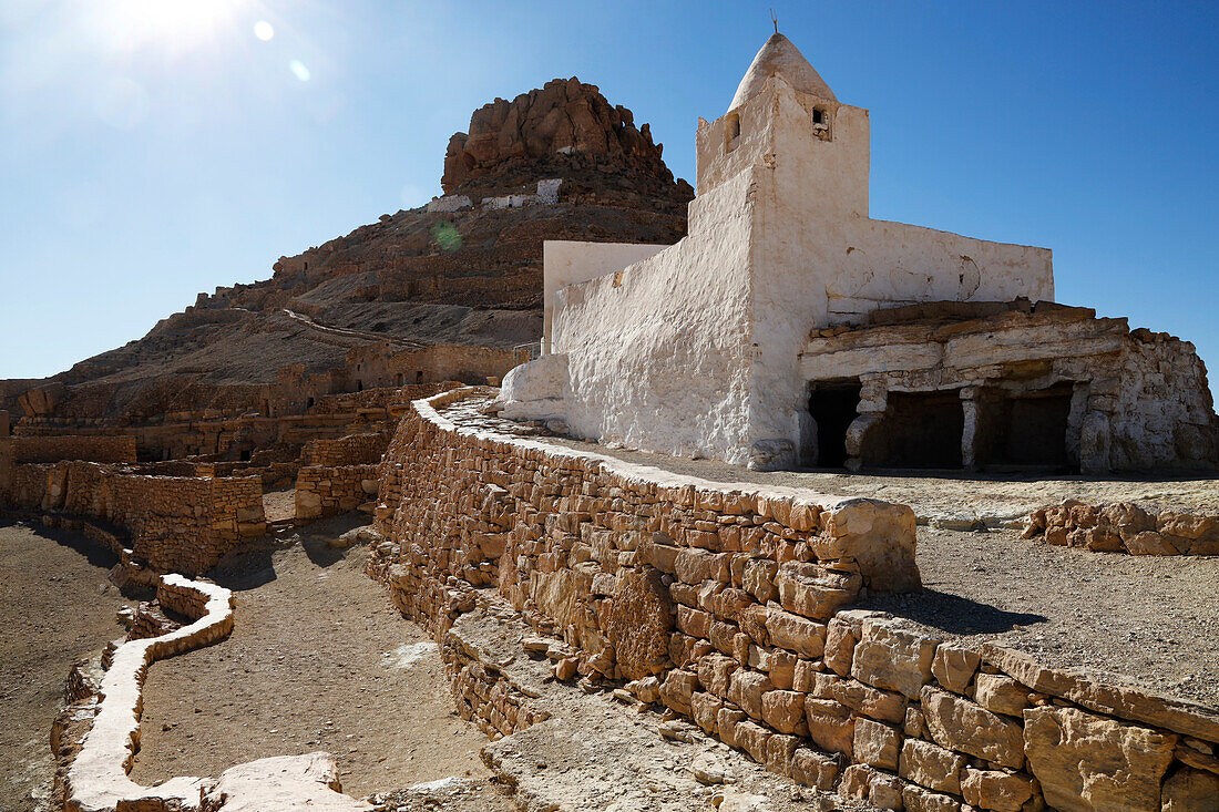 Moschee in den Ruinen der berberischen Troglodytenbauten, Region Tataouine, Südtunesien, Nordafrika