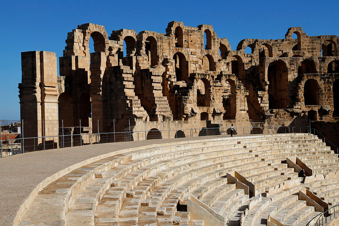 Das römische Amphitheater von El Jem, früher Thysdrus in römischer Zeit, UNESCO-Weltkulturerbe, ein ovales Amphitheater in der modernen Stadt El Jem, Tunesien, Nordafrika, Afrika