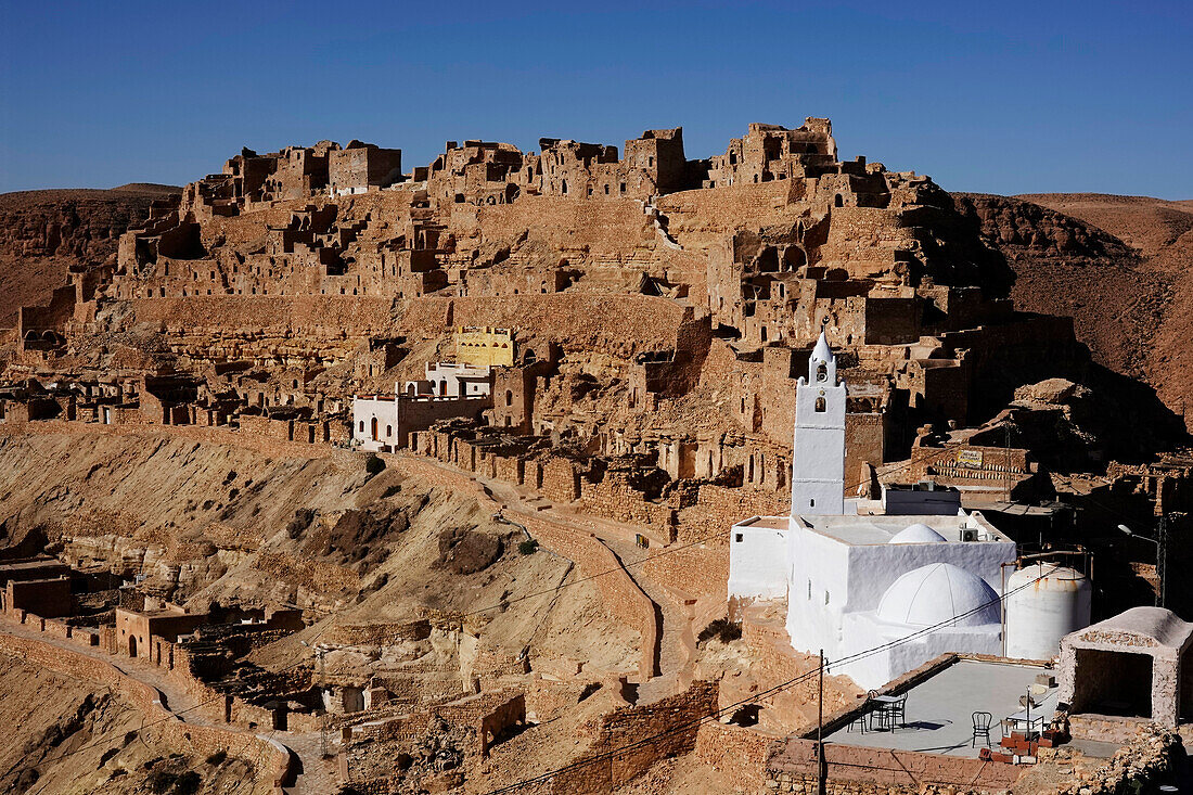 Die Bergstadt Chenini, bekannt für ihre Berber-Troglodyten-Strukturen, Region Tataouine, Südtunesien, Nordafrika, Afrika