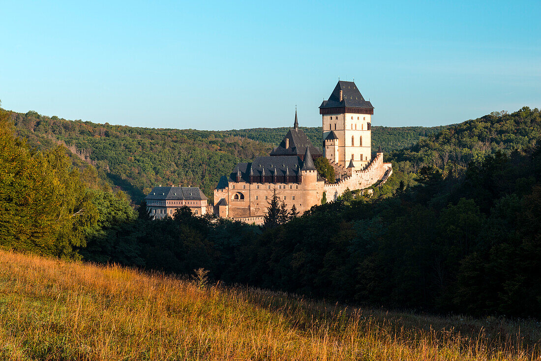 Die gotische Burg Karlstejn aus dem 14. Jahrhundert bei Sonnenaufgang, Karlstejn, Mittelböhmen, Tschechien, Europa