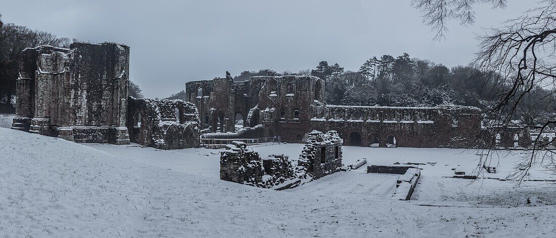 Schneeregen und Schneeschauer von Furness Abbey, Barrow In Furness, Furness Halbinsel, Cumbria, England, Vereinigtes Königreich, Europa