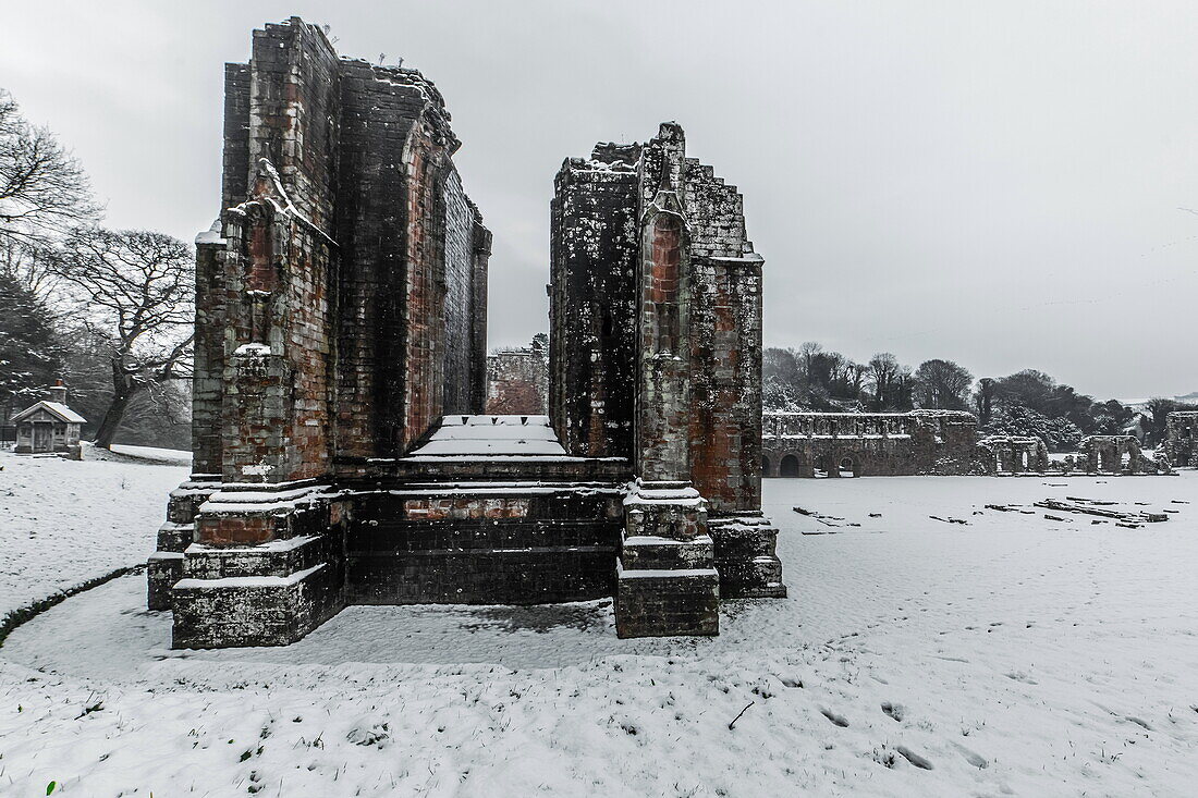 Schneeregen und Schneeschauer von Furness Abbey, Barrow In Furness, Furness Halbinsel, Cumbria, England, Vereinigtes Königreich, Europa