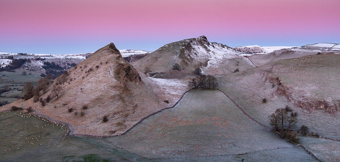 Panoramabild der Morgendämmerung über Parkhouse Hill und Chrome Hill im Winter, Peak District National Park, Derbyshire, England, Vereinigtes Königreich, Europa