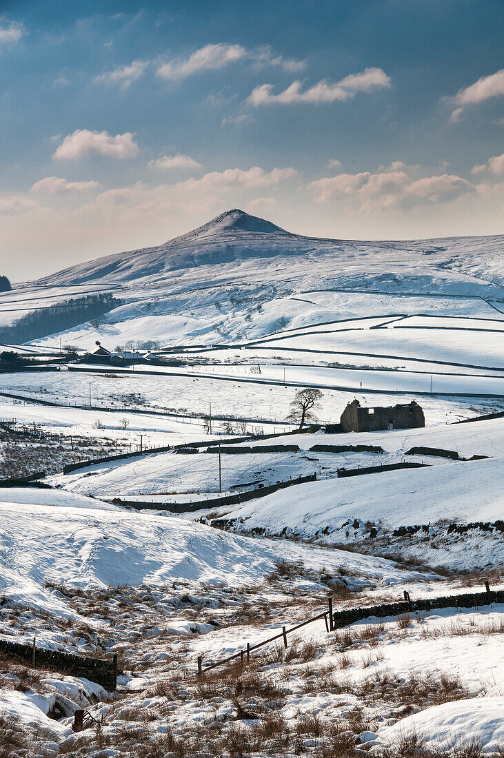 Verfallene Scheune in Long Clough mit dem Gipfel von Shutlingsloe im Hintergrund im Winter, Peak District National Park, Cheshire, England, Vereinigtes Königreich, Europa