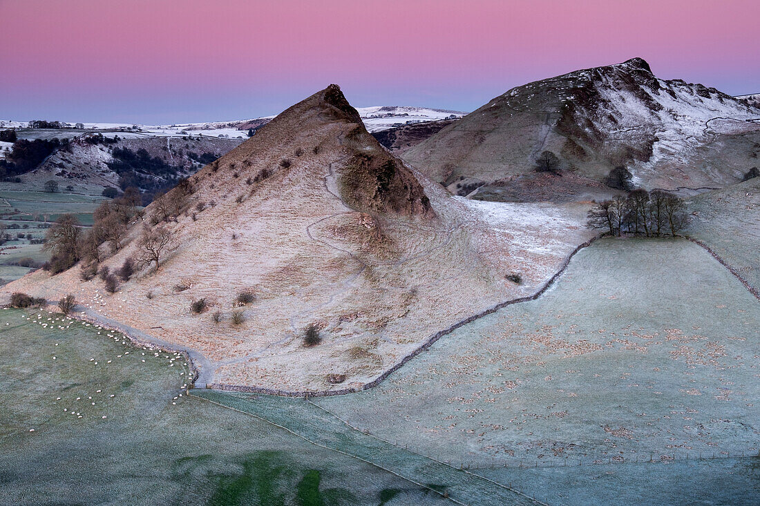 Morgendämmerung über Parkhouse Hill und Chrome Hill im Winter, Peak District National Park, Derbyshire, England, Vereinigtes Königreich, Europa