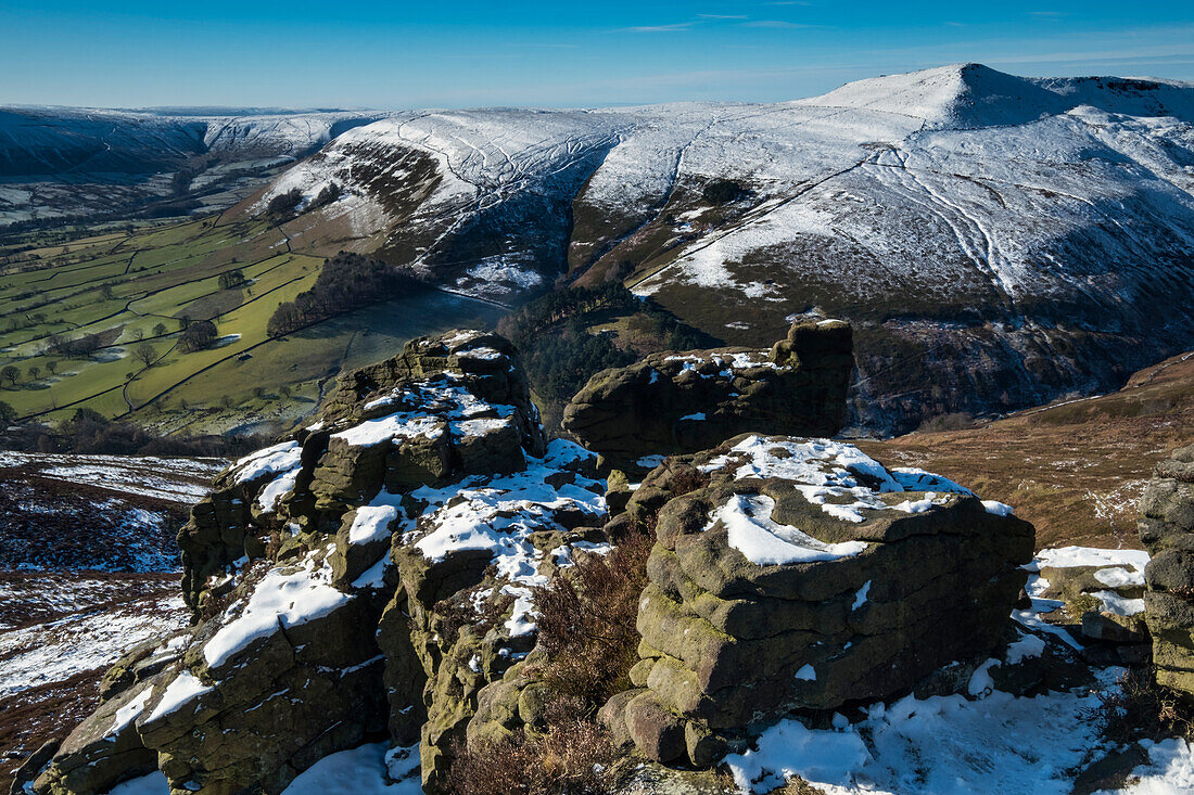 Grindslow Knoll und das Edale-Tal von der Ringing Roger-Felsformation im Winter, Kinder Scout, Peak District National Park, Derbyshire, England, Vereinigtes Königreich, Europa