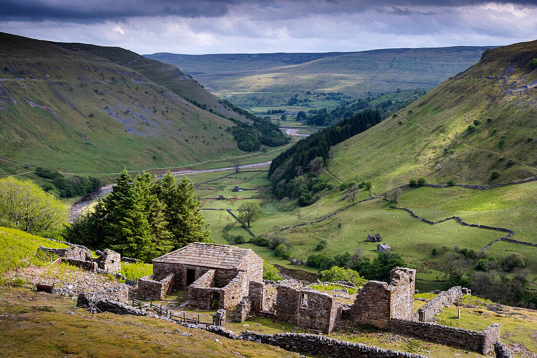 Ruinen von Crackpot Hall vor dem Hintergrund des Kisdon Hill, Swaledale, Yorkshire Dales National Park, Yorkshire, England, Vereinigtes Königreich, Europa