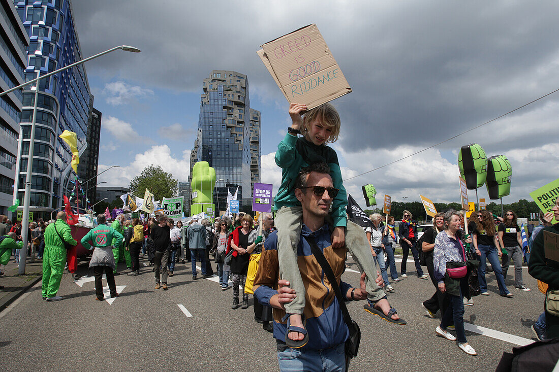 Umweltaktivisten versammeln sich während eines Protestmarsches im Finanzviertel Zuidas am 31. Mai 2024 in Amsterdam, Niederlande. Tausende von Umweltaktivisten und Unterstützern demonstrieren gegen die Lobby der großen Unternehmen, deren Einfluss auf die Politik, die Klima- und Umweltkrise und deren Folgen und fordern eine Bürgerversammlung für eine gerechte Klimapolitik.