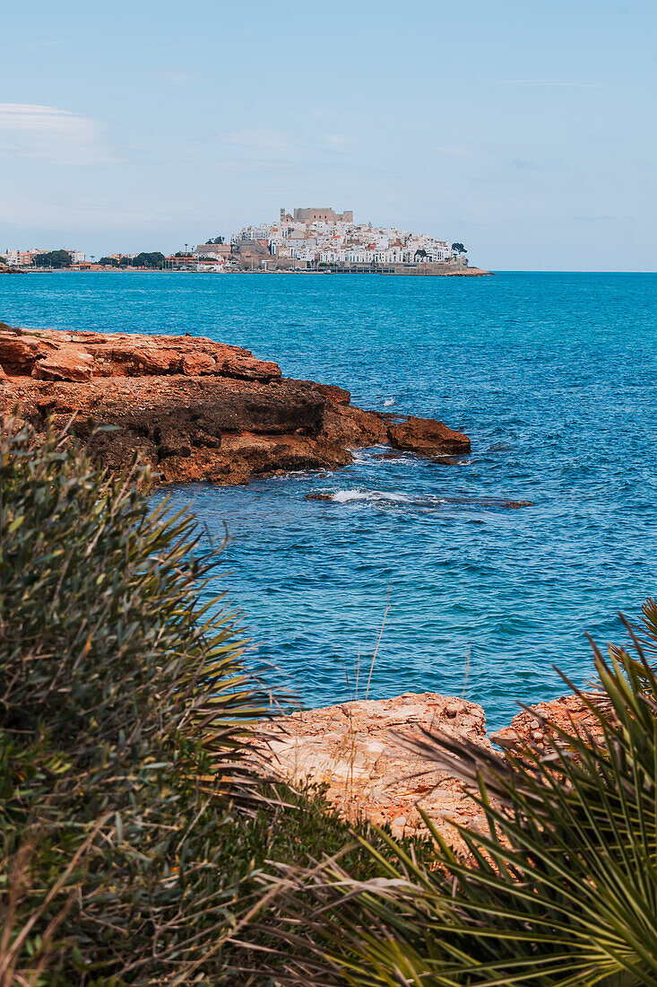 Blick auf die Burg Papa Luna in Peñiscola vom Strand aus, Castellon, Valencianische Gemeinschaft, Spanien