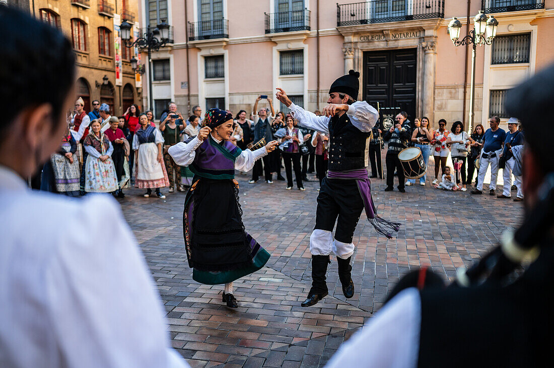 Jota-Tänzer auf der Plaza del Justicia in Zaragoza, Spanien