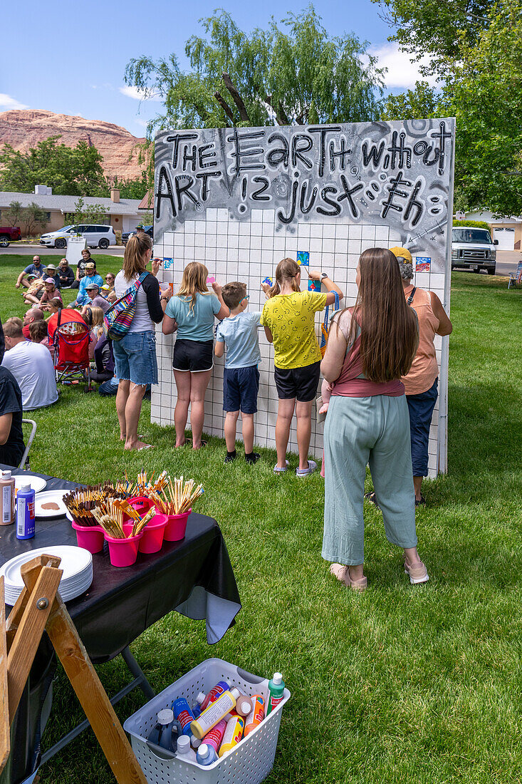 Kinder malen ein Wandgemälde auf dem jährlichen Moab Arts Festival in Moab, Utah.