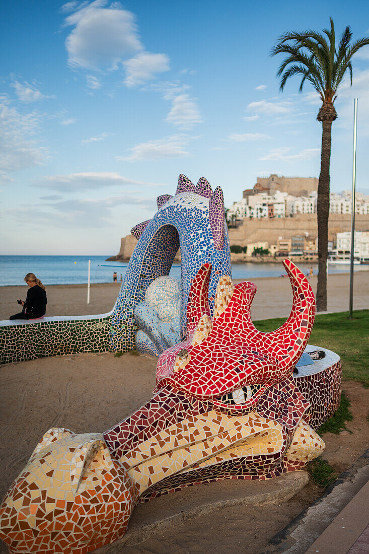 Drachenskulptur und Spielplatz an der Strandpromenade in Peñiscola, Castellon, Valencianische Gemeinschaft, Spanien