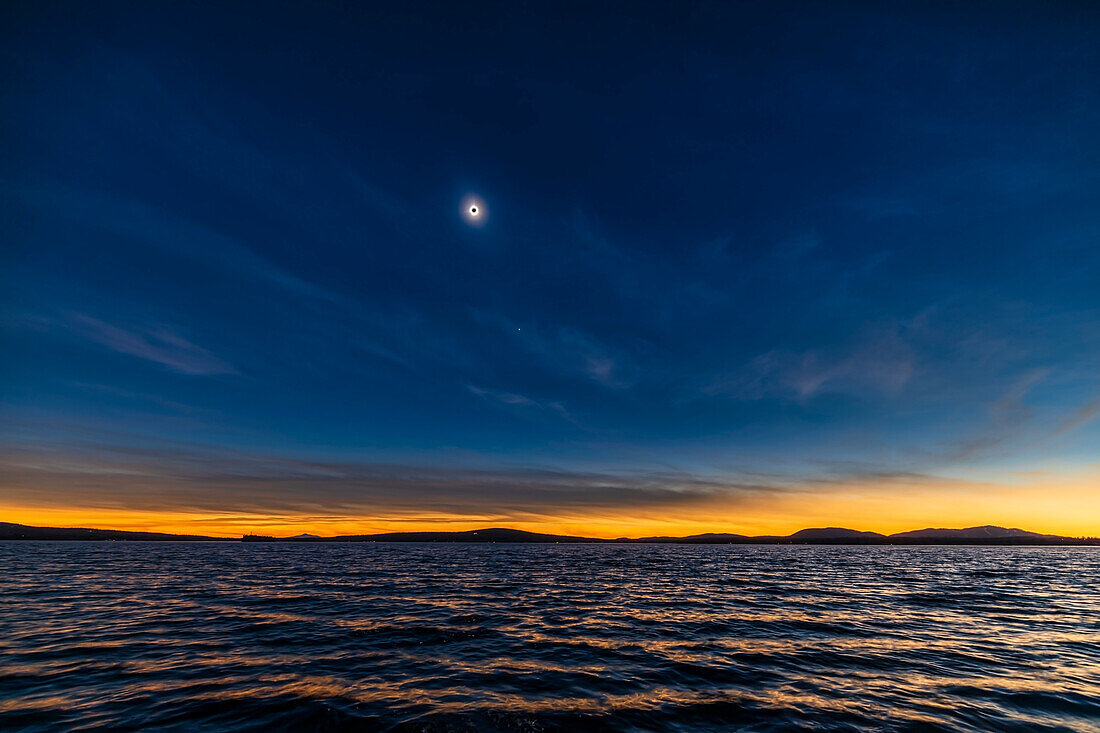 Dies ist die totale Sonnenfinsternis über den Gewässern des Lac Brome in den östlichen Gemeinden von Quebec, Kanada, am 8. April 2024.