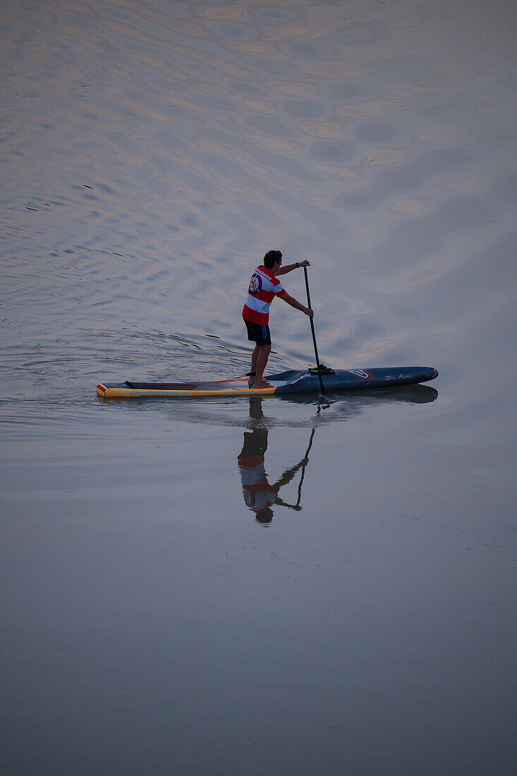 Standup-Paddleboarding bei Sonnenuntergang auf dem Ebro, Zaragoza, Spanien